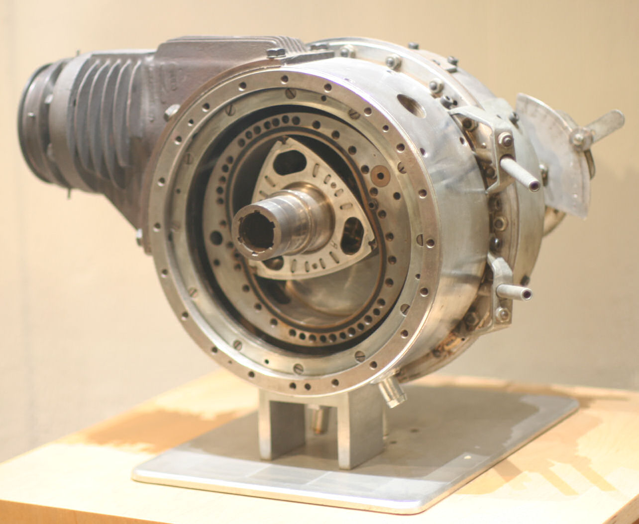 Фото роторно-поршневого двигателя Ванкеля